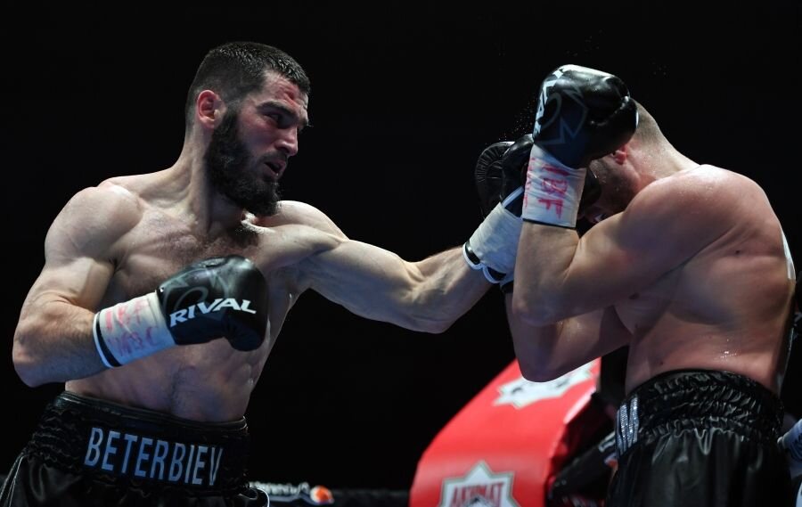    Артур Бетербиев (слева) © Павел Бедняков/РИА Новости