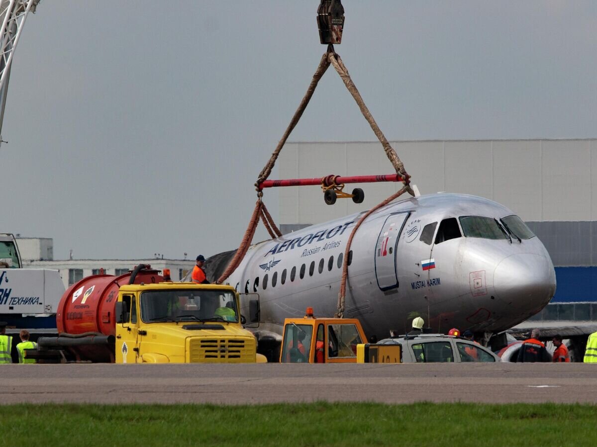    Обгоревший фюзеляж самолета компании "Аэрофлот" Sukhoi Superjet 100 на летном поле в аэропорту Шереметьево© AP Photo