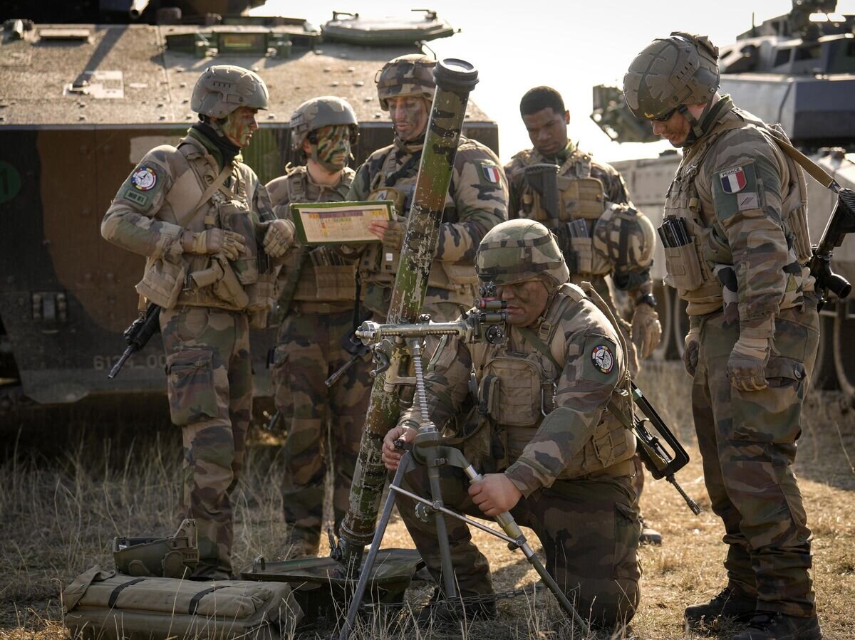    Французские военнослужащие во время учений© AP Photo / Vadim Ghirda