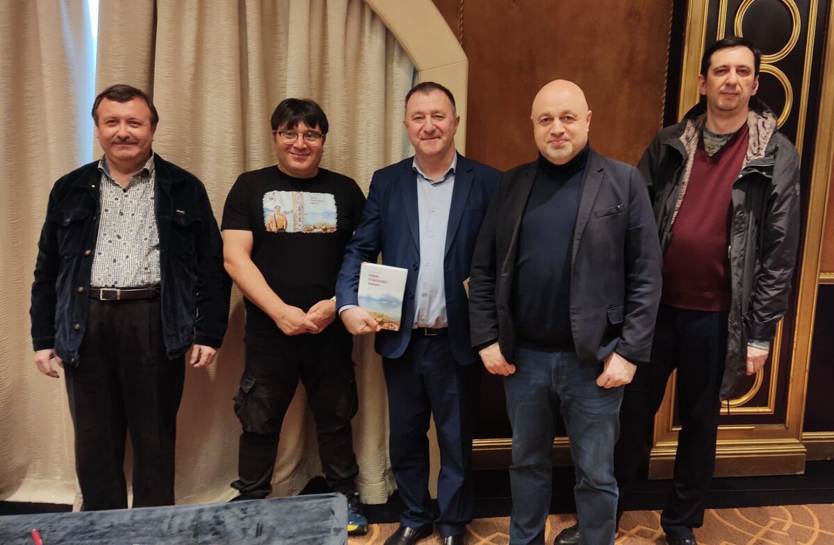 На днях в Москве состоялась презентация книги известного журналиста и путешественника Вадима Арутюнова «Записки странствующего армянина».-3