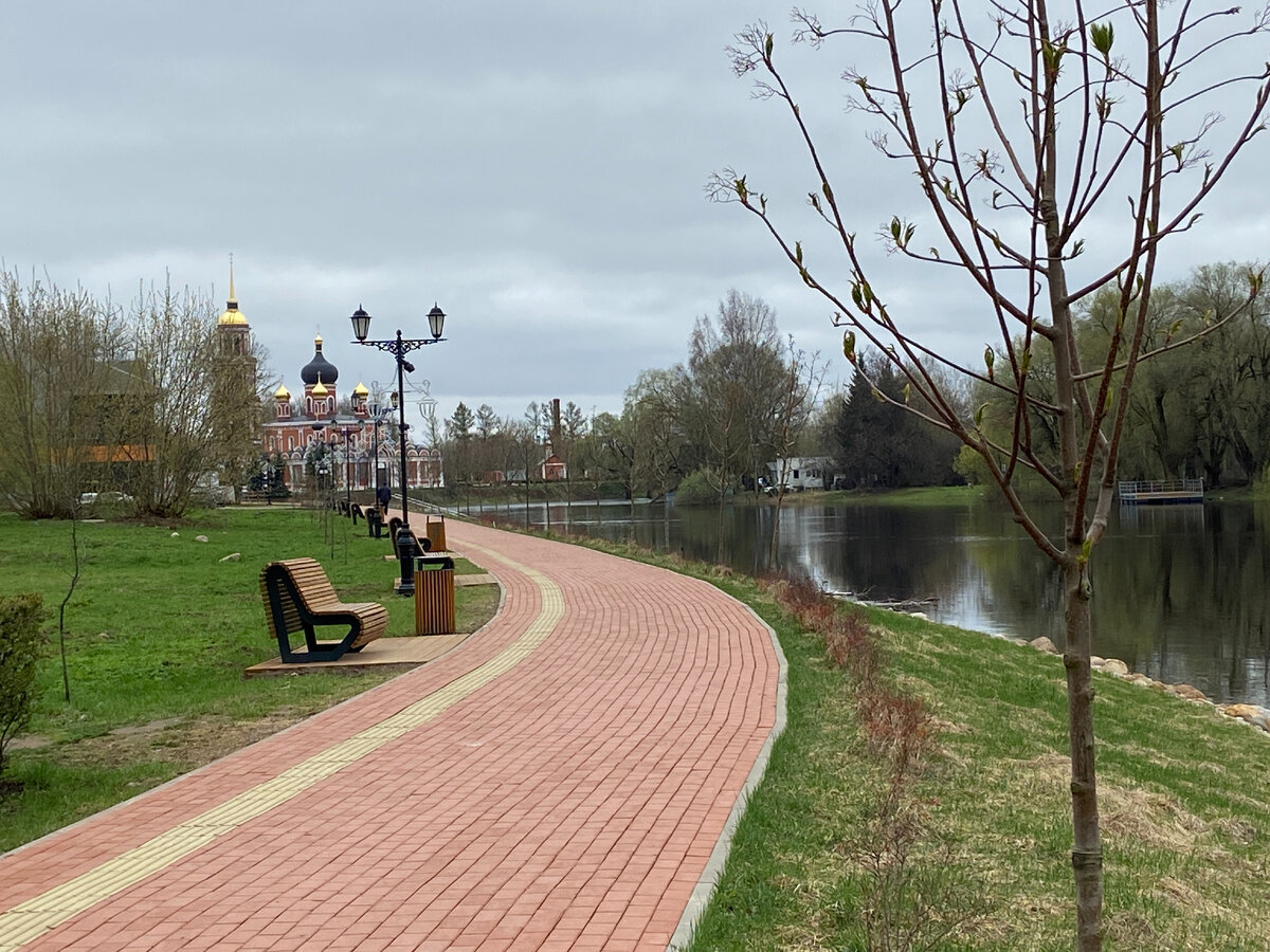 По всему туристическому маршруту проложен вот такой тротуар.