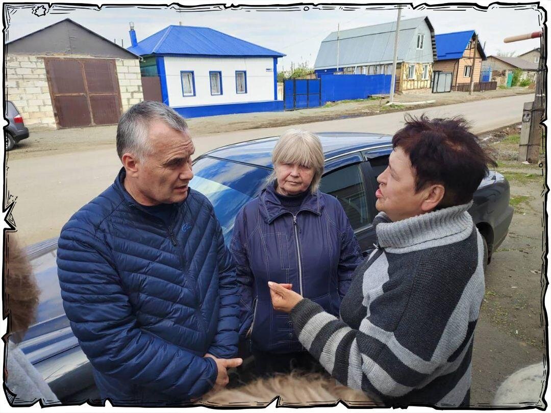 Фото из личного телеграм-канала Василия Николаевича Козупицы. Идет плотная работа с населением. 