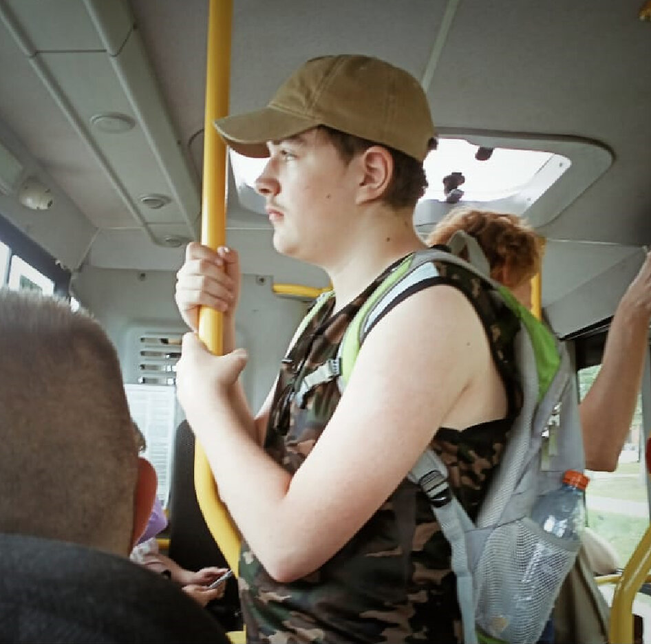 Гриша: - Я не толстый, у меня кость широкая. Во втором подбородке тоже.