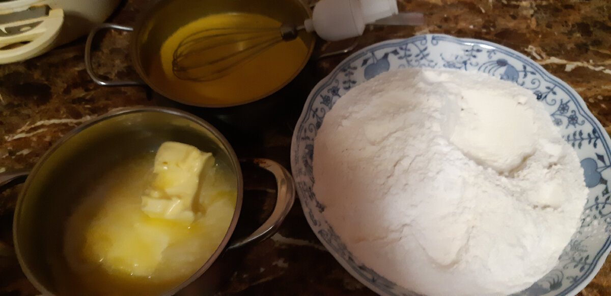 Мука просеянная 900гр., масло распущенное 200 гр., перетертые желтки с сахаром, ванильным сахаром и солью.