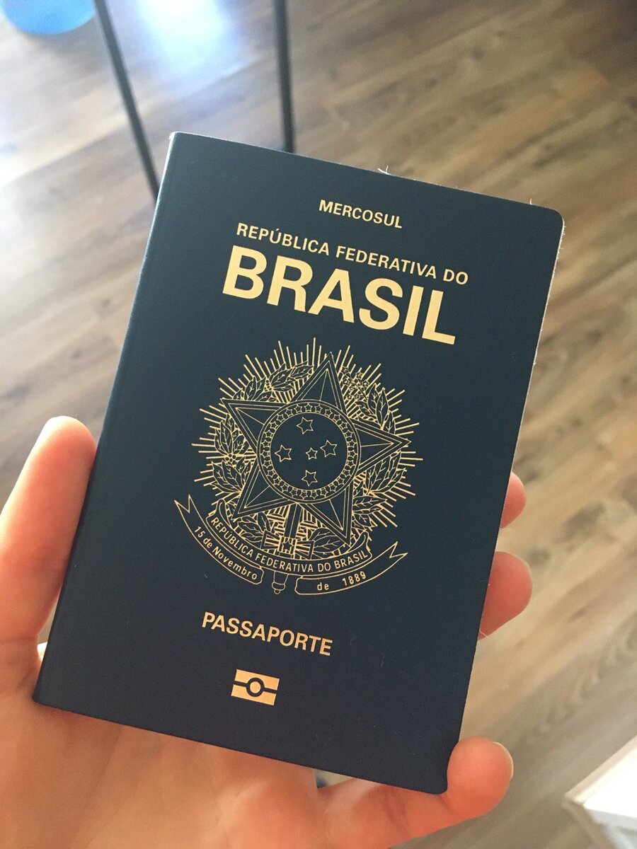 Это загрничный бразильский паспорт сына. Действителен он год с момента получения. Из постоянных документов на всю жизнь у него свидетельство о рождении