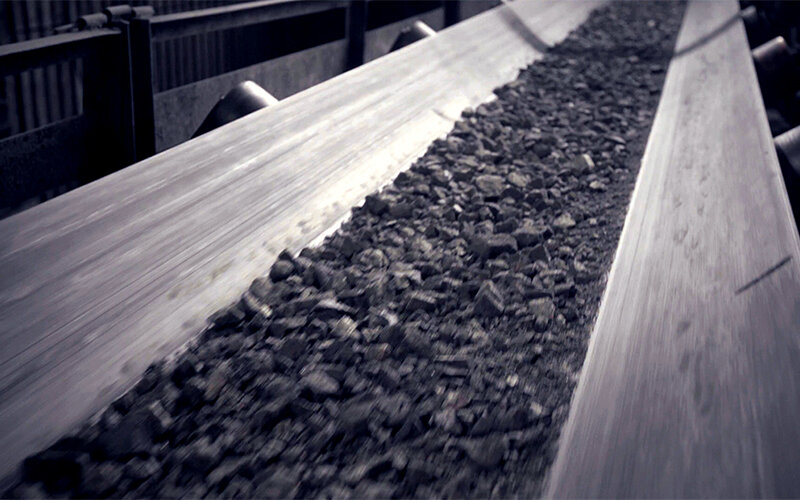 Уголь на конвейерной ленте