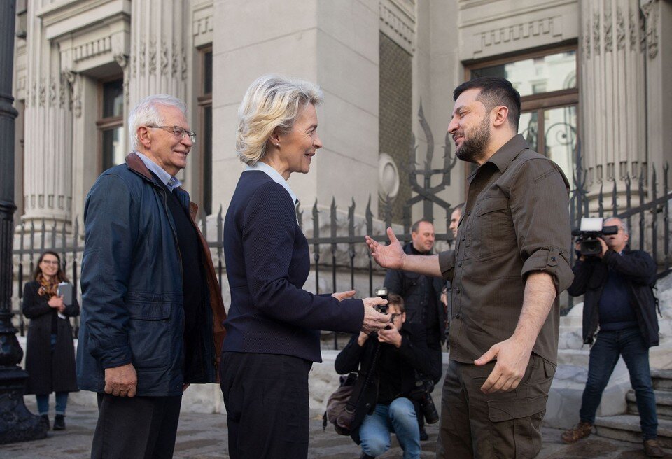    А кто же это все сделал, а Жозеп? К зеркалу подойди вместе с Урсулой – увидишь истинных виновником ситуации EAST NEWS