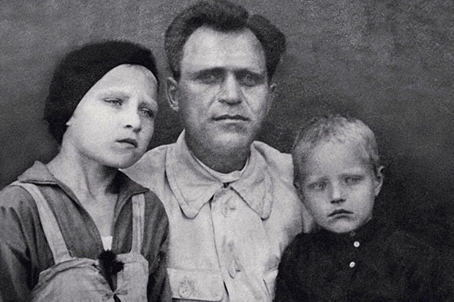 Римма с отцом и младшим братом. Леня рос тихим и многие норовили его обидеть. Бойкая старшая сестра не раз вступалась за брата, отбиваясь от его обидчиков