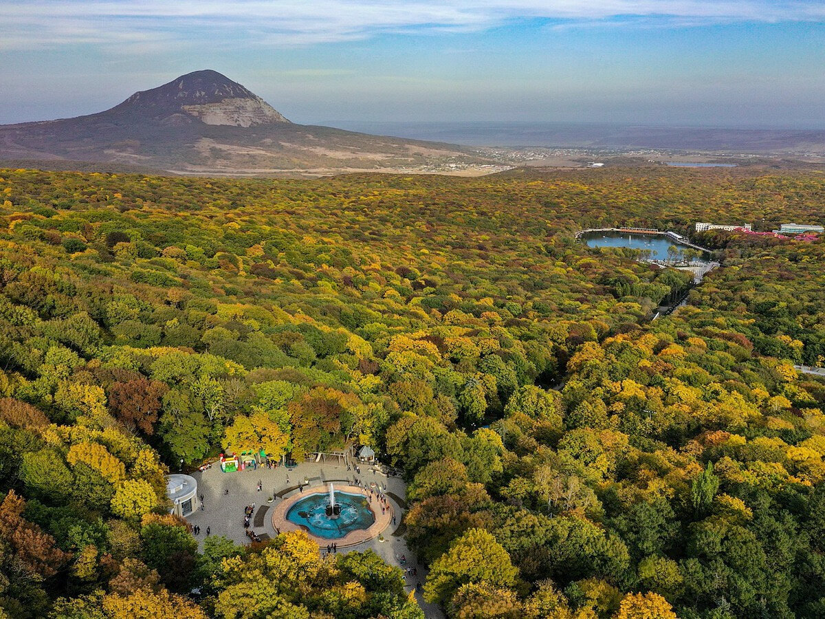 Железноводск — очень зелёный город, по которому приятно гулять пешком Turizm-Zheleznovodsk/CC BY-SA 4.0