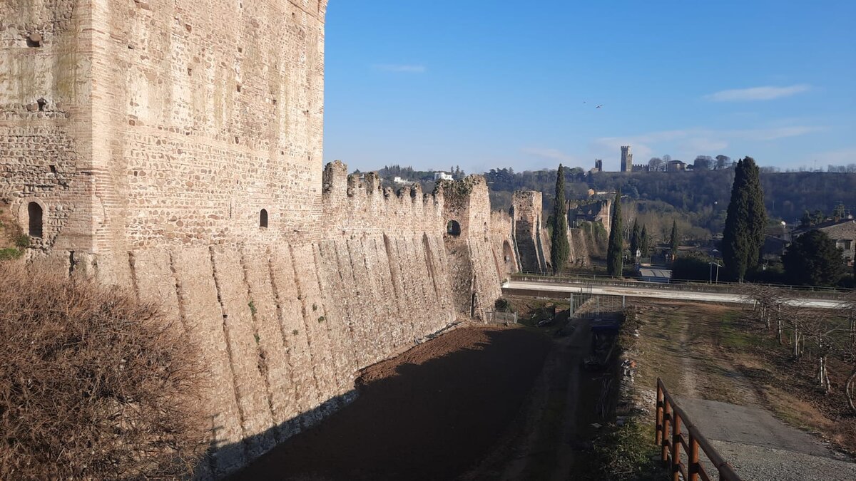Средневековый мост через реку Минчио, Суворов находился на другом берегу, французы - на этом.