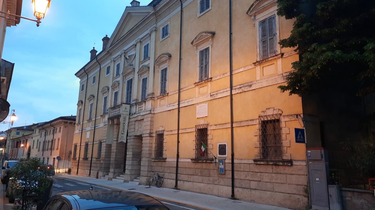 Дом, где жил Суворов и была его ставка в начале похода в Италии.