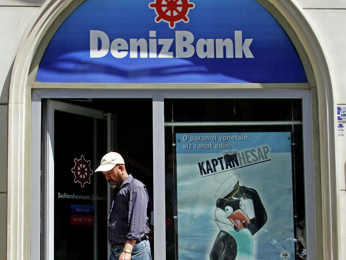    Мужчина выходит из здания DenizBank. Стамбул, Турция. Архивное фото© AP Photo / Murad Sezer