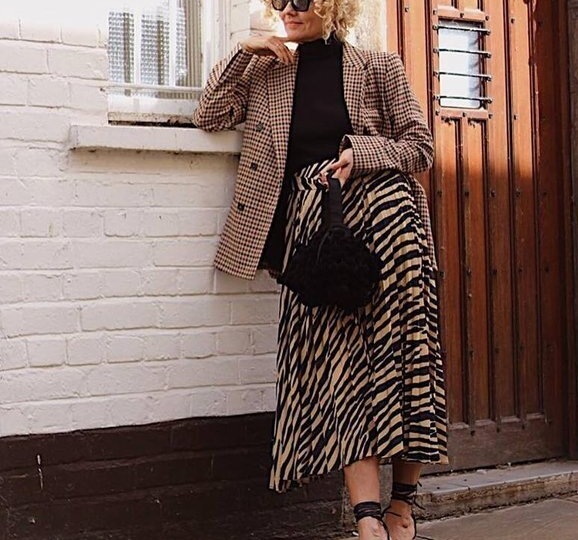 Роскошную женщину 50+ видно сразу. 10 образов с юбками на эту весну, от которых захватывает дух