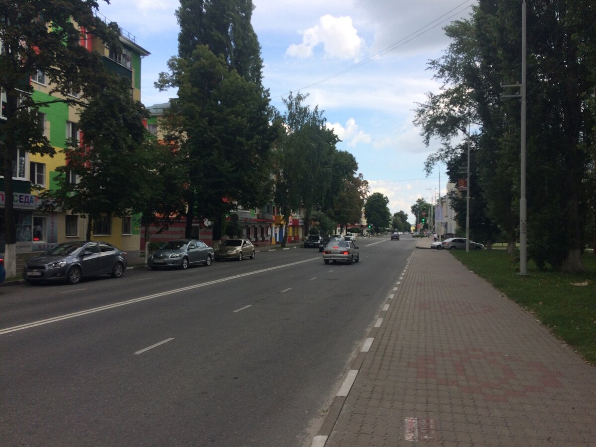 Посмотрите как выглядит рядовая улица в таком небольшом городке! Московская чистота!