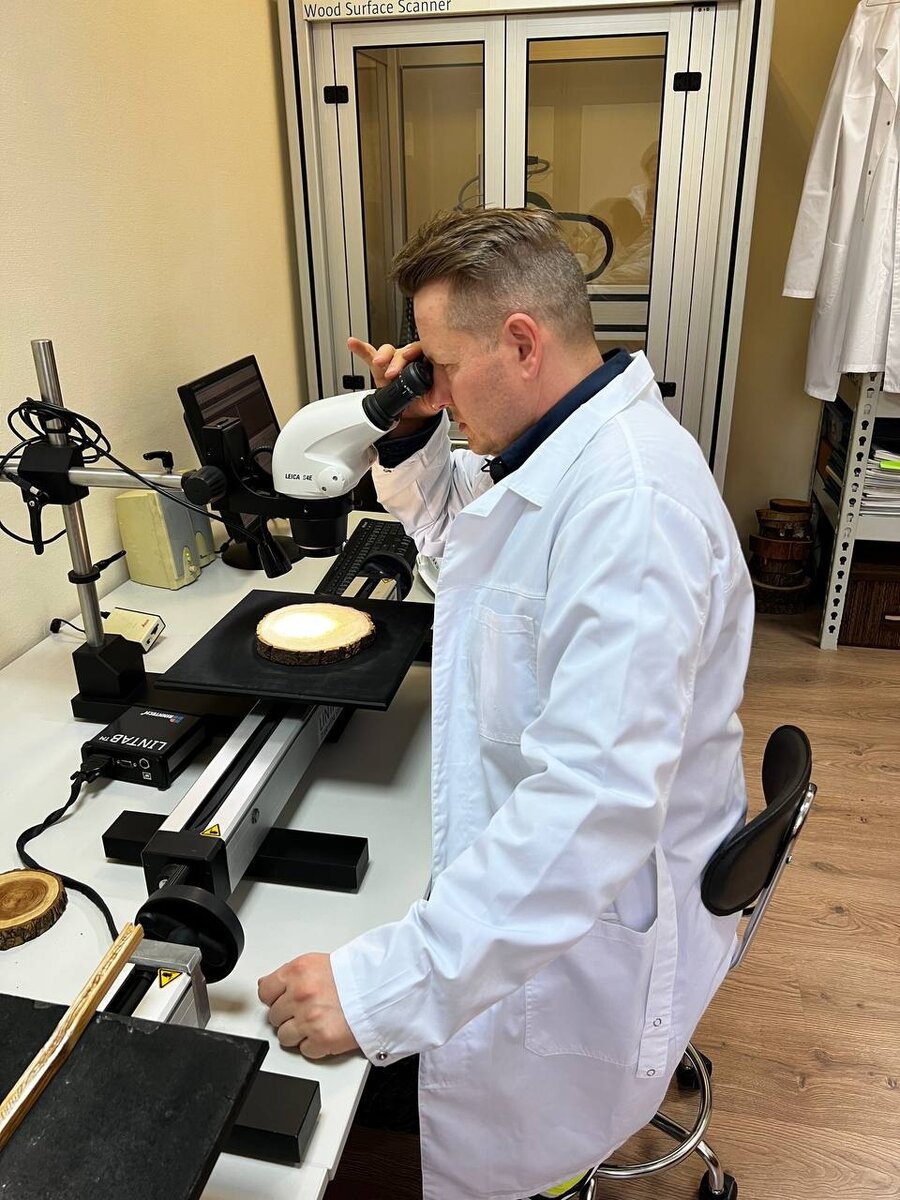 Я, Илья Васецкий, в центре древесных экспертиз. Видеовыпуск из серии "Дача Васецкого" по этой теме ищите на моей странице в ВК. 