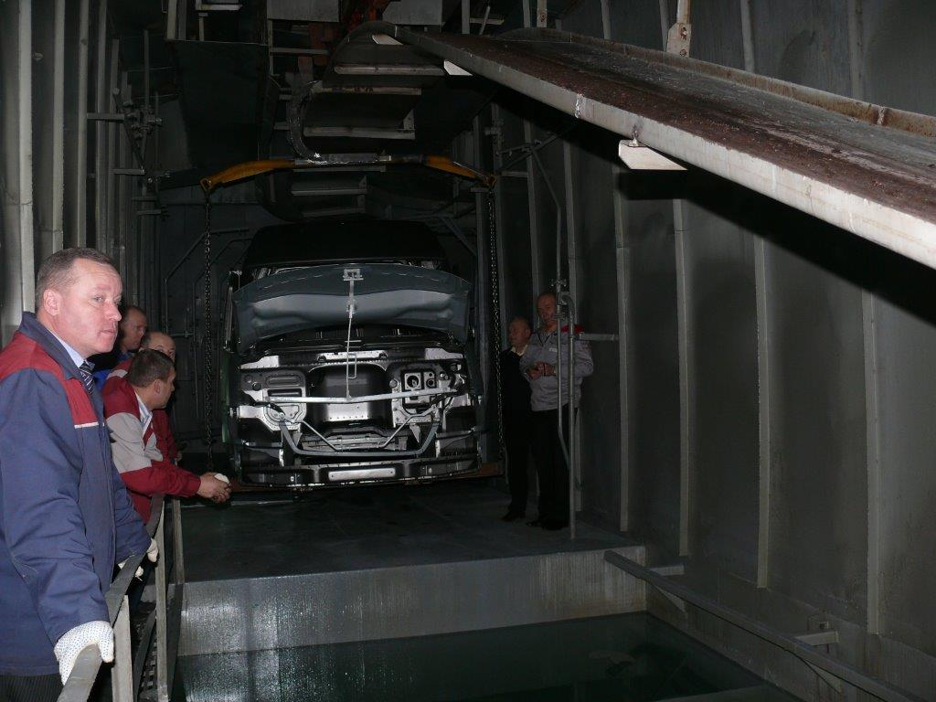   По агрегату подготовки Хайден2 ползёт что-то из грузового ассортимента ГАЗа. Конструктора и механики проверяют проходимость кузова в «узких» местах.