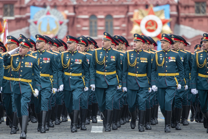 Военнослужащие маршируют во время военного парада в честь Дня Победы. Источник: Xinhua/Cao Yang