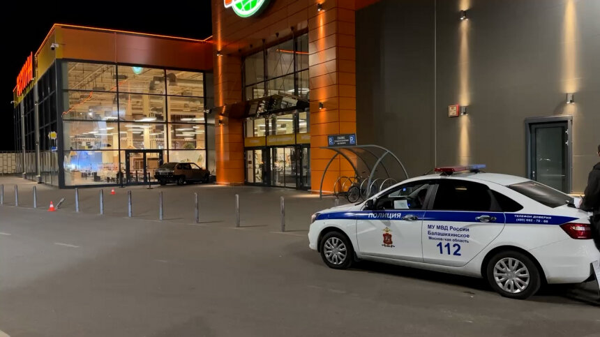 После трагедии. Видны и "девятка", и сбитый ею столбик, не защитивший пешеходов