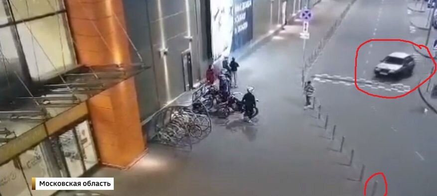 ВАЗ-2109 выезжает на свою кровавую охоту. И тот самый стоблик, который он сейчас снесет