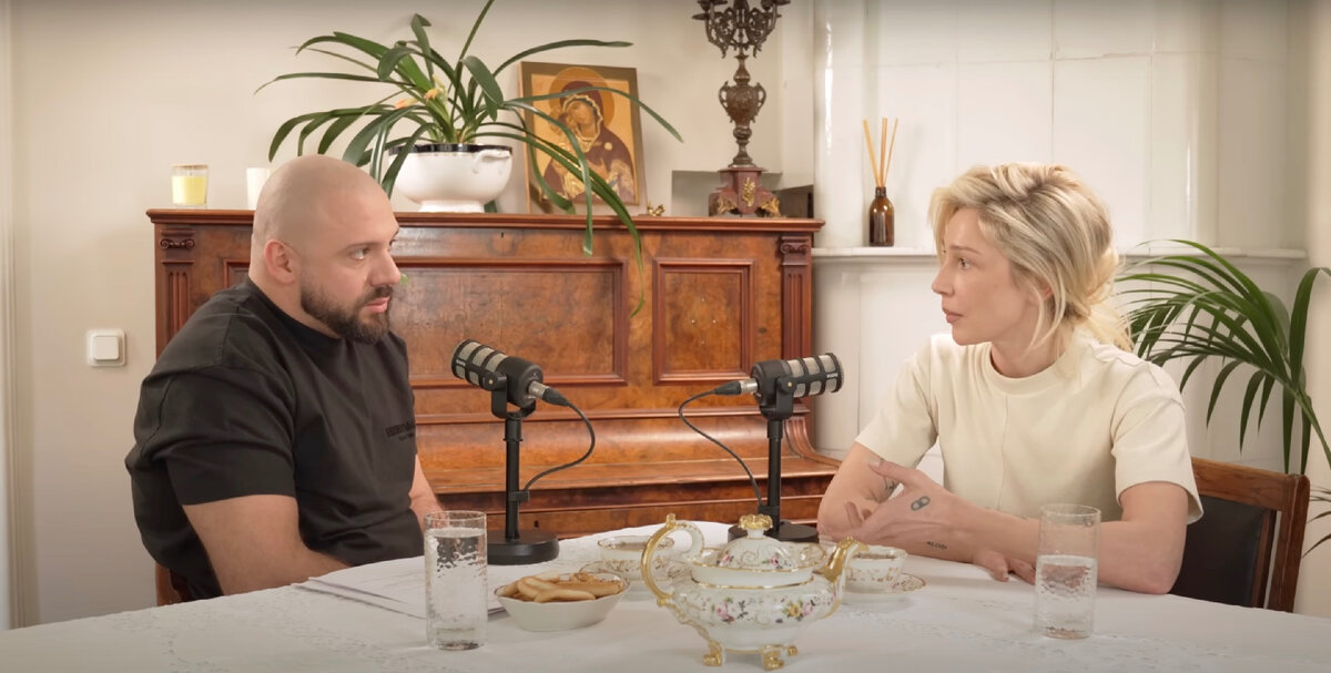 Настя рассказала о нескольких месяцах вынужденного «творческого отпуска», своих переживаниях и трансформациях, об отношениях с коллегами и семьёй, бизнесе и благотворительности, планах на ближайшее будущее. 