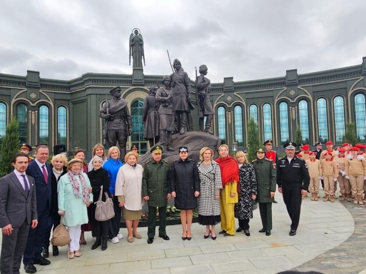    Памятник женщине на войне, открытый в парке "Патриот"