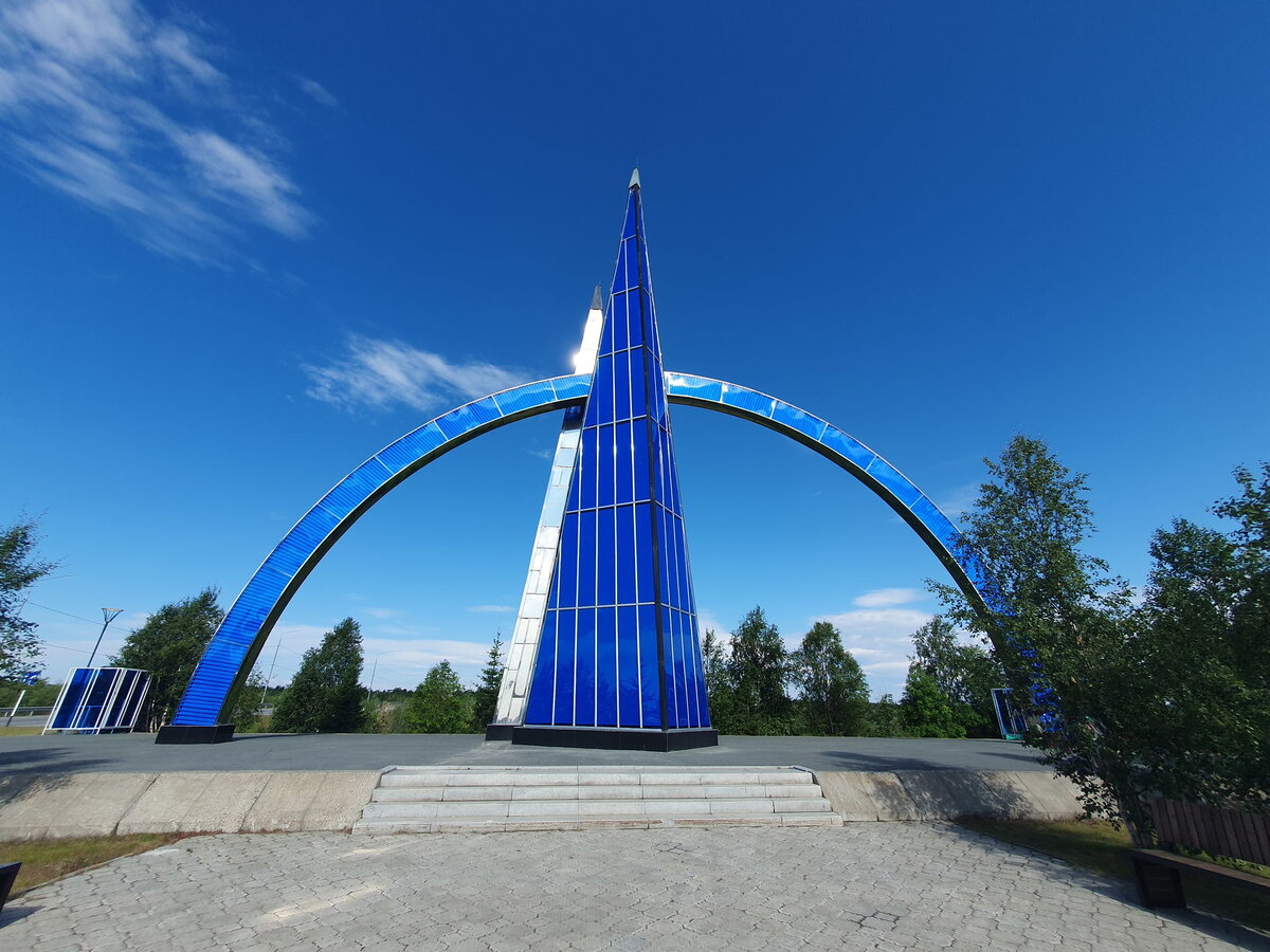 Памятная стела «66-я параллель» близ Салехарда. Фото: Kotjara kamenskaja / Wikimedia Commons / CC BY-SA 4.0 DEED