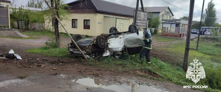    В Нежинке бойцы МЧС спасли травмированного водителя из перевернувшегося автомобиля Марина Шарт