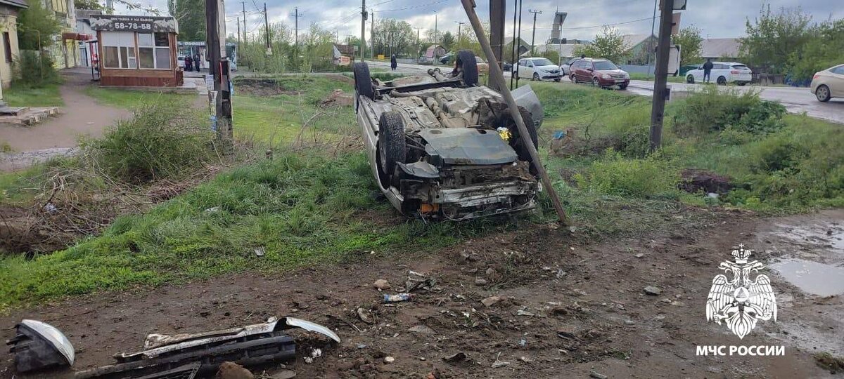    В Нежинке бойцы МЧС спасли травмированного водителя из перевернувшегося автомобиля Марина Шарт