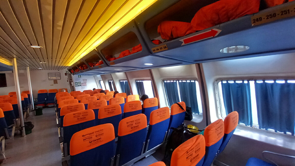 Внутри скоростного морского автобуса. Фото автора