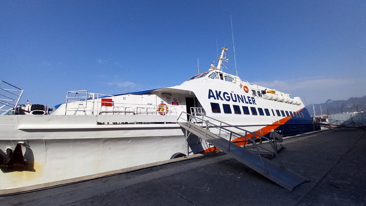 Скоростной морской автобус катамаранного типа. Фото автора