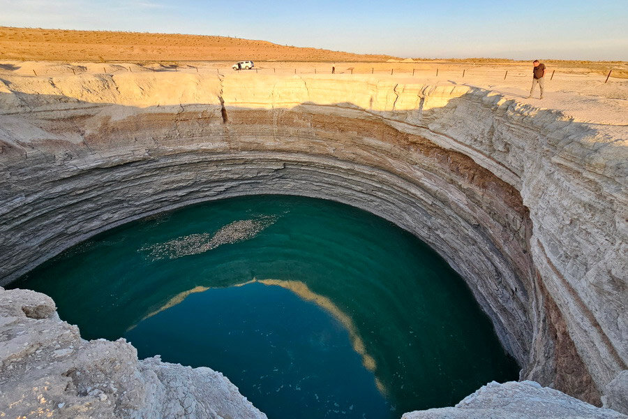 Изображение взято с сайта https://www.advantour.com/img/turkmenistan/darvaza/darvaza-water-crater.jpg
