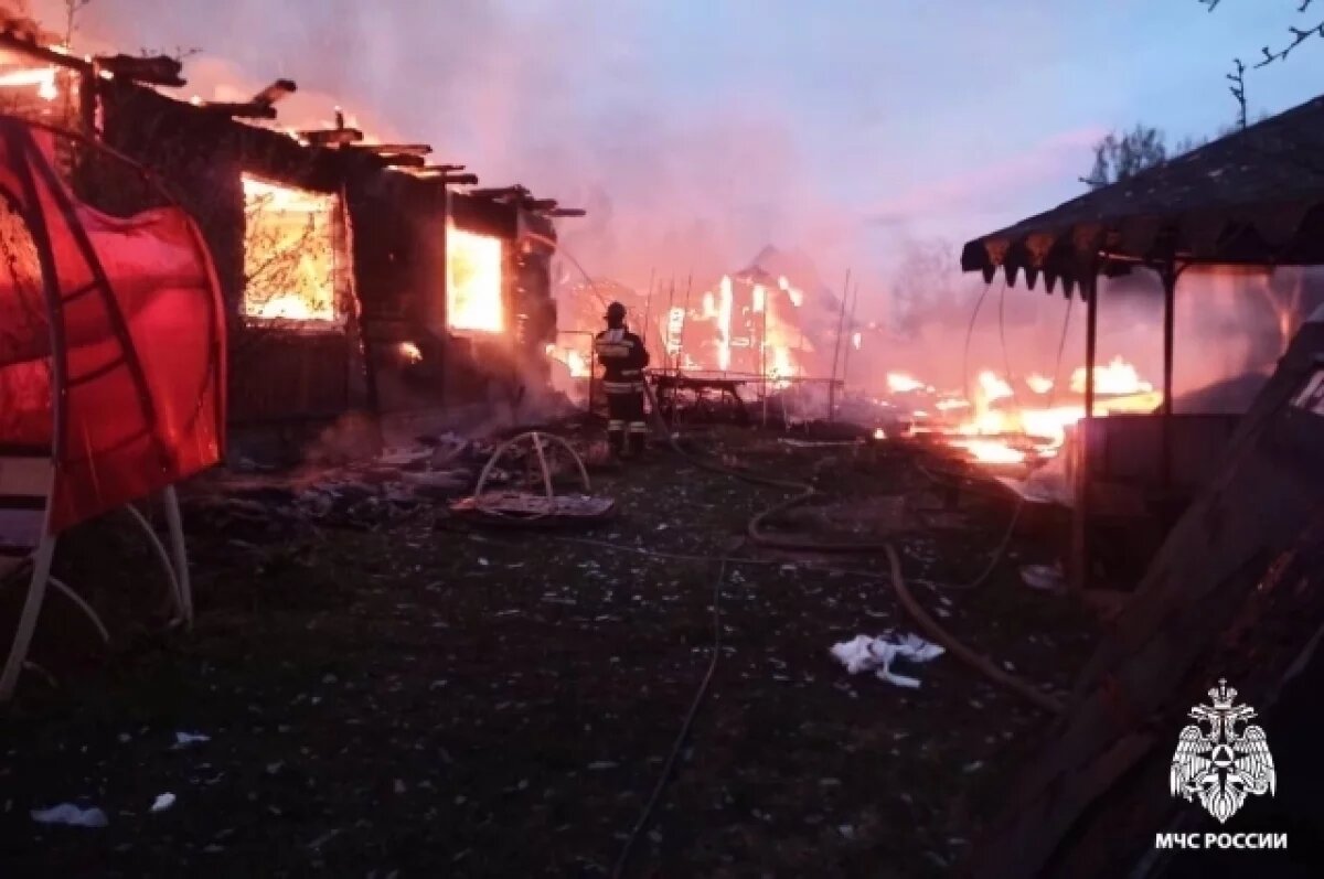    В Тверской области дотла сгорели два жилых дома и грузовые автомобили