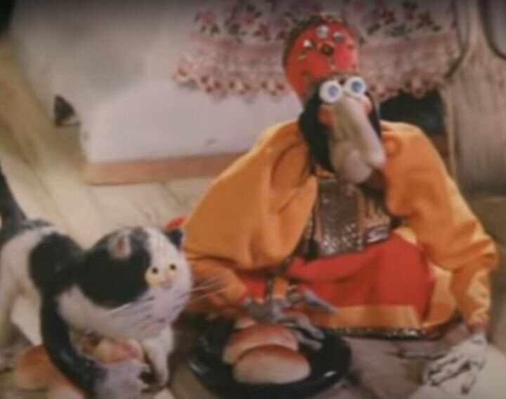 Вот правильно кот советовал Бабе Яге - дать Кузьке ремня. Мультфильм про Домовёнка Кузю.