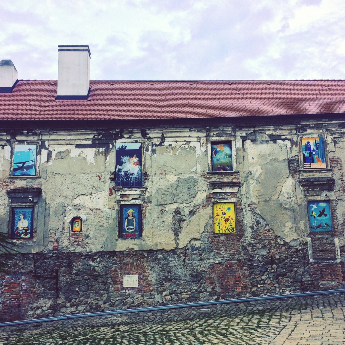 Вместо окон вставлены картины.