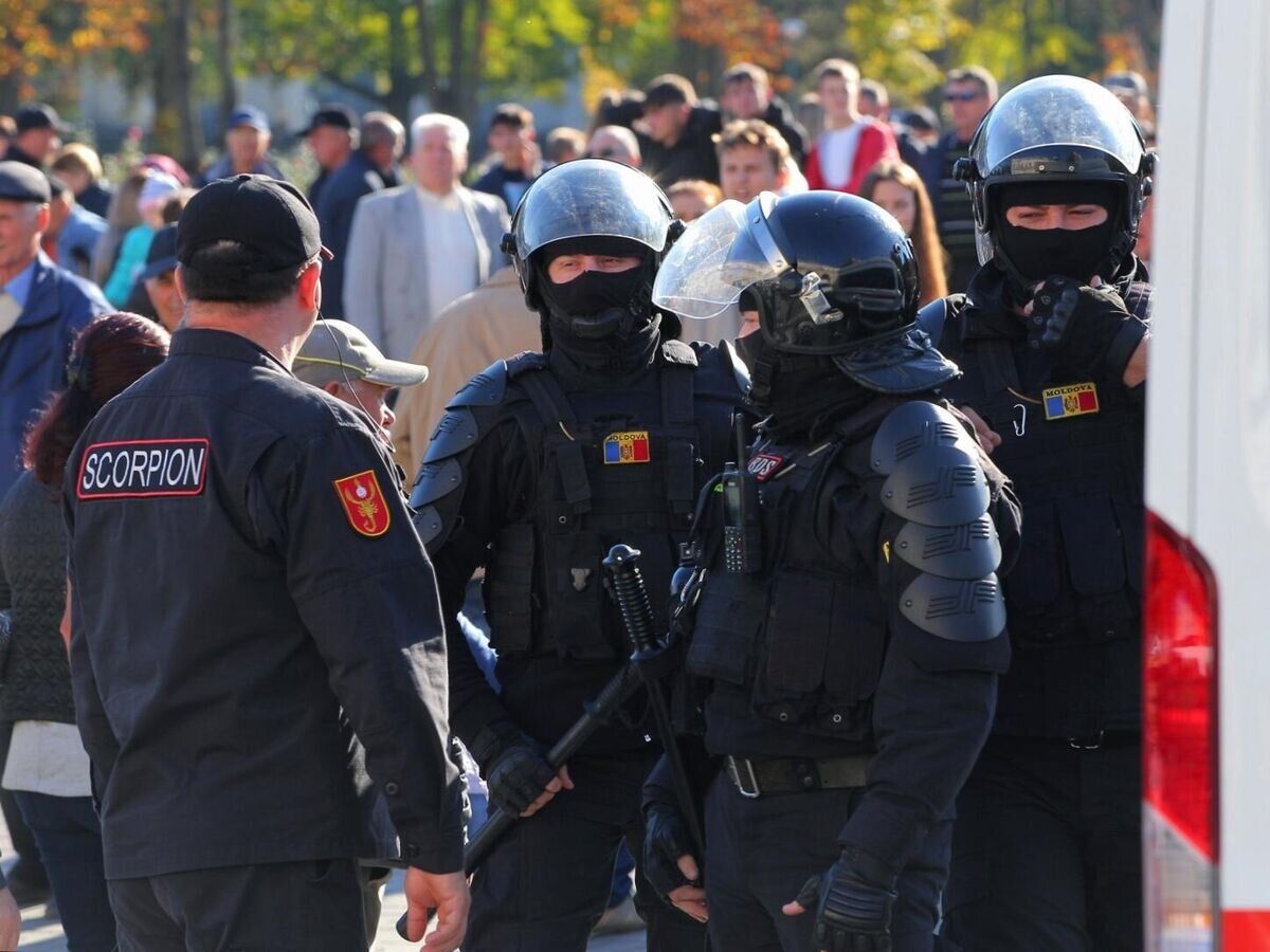    Сотрудники полиции дежурят во время антиправительственной акции протеста, организованной оппозиционной партией "Шор", неподалеку от парламента Молдовы в Кишиневе© Sputnik / Дмитрий Осматеско