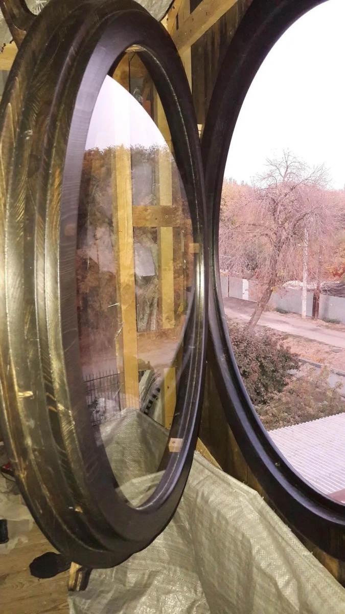 Приятно сидеть высоко, смотреть в круглое окошко под самой крышей, пить чай и читать книжку