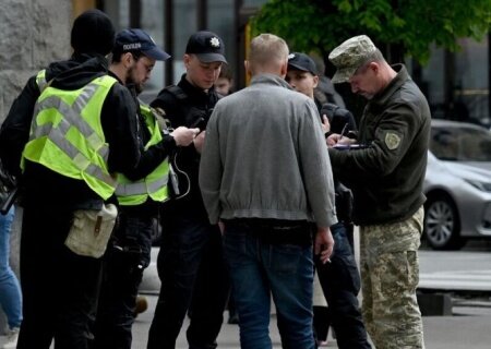    «Не воруйте людей!» Запорожцы пришли под военкомат с требованием отпустить мужчину, похищенного военными