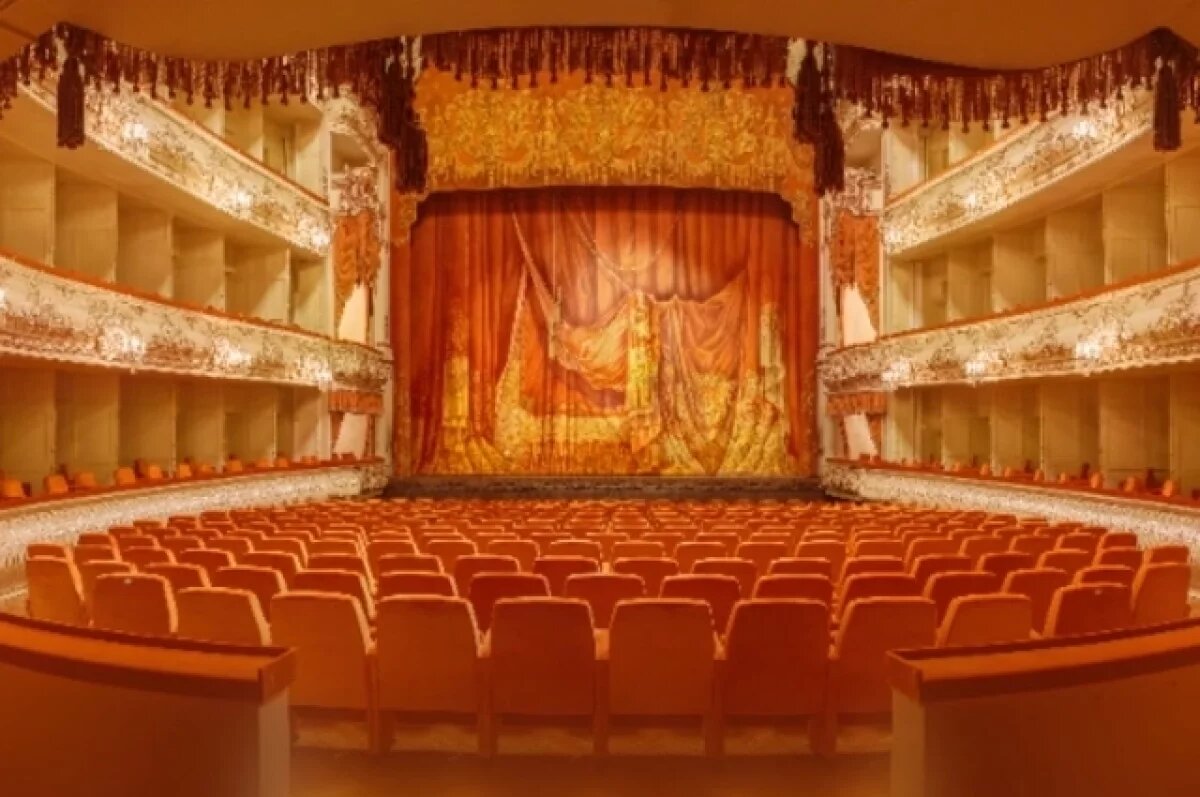    Видео: из сцены Михайловского театра хлещет вода, отменены два спектакля