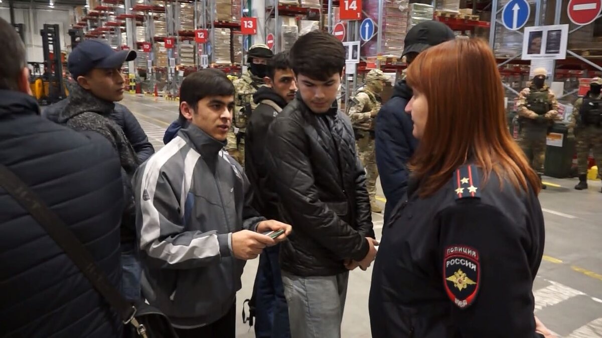 На открытом Богомазом у Брянска складе “Пятёрочки” поймали  мигрантов-нелегалов | Брянский Ворчун | Дзен