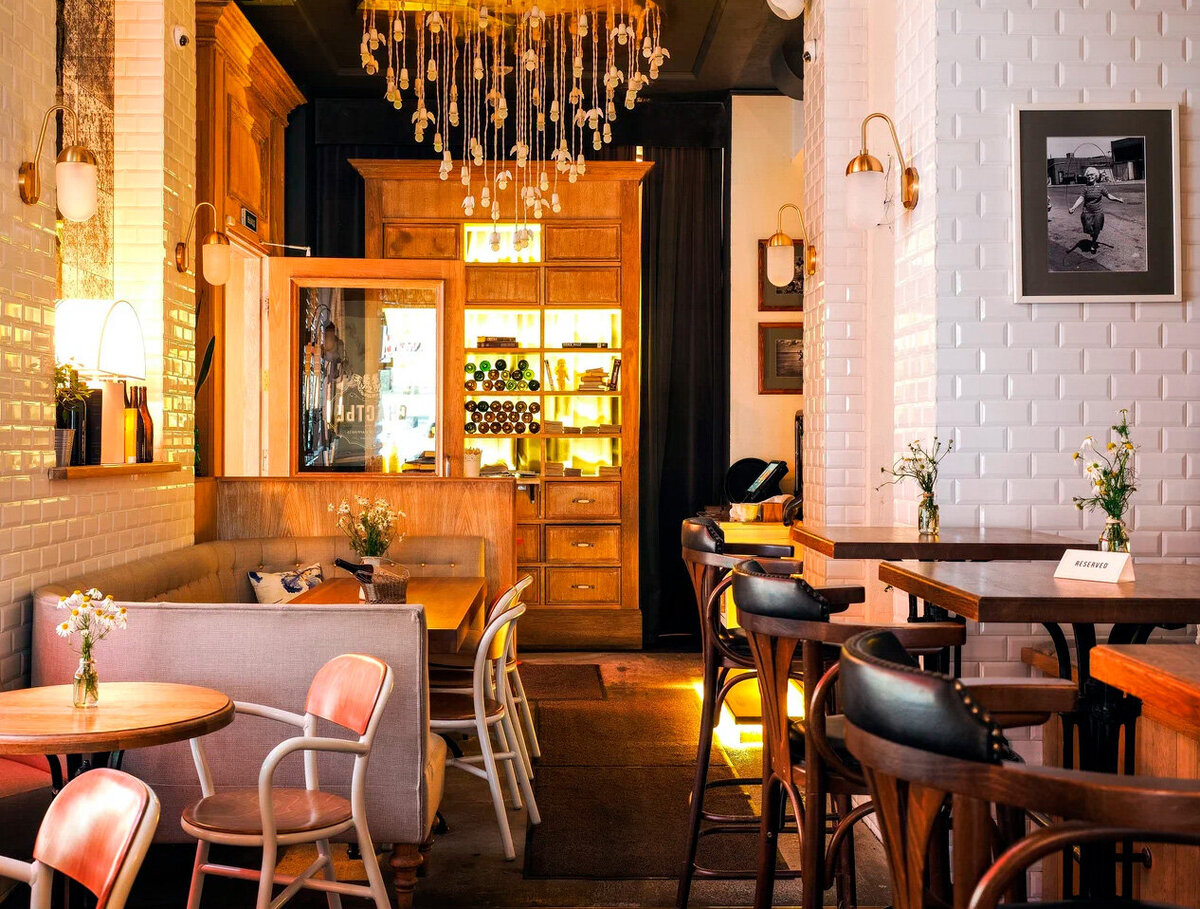 Это место очень популярно у жителей и гостей города, поэтому столик лучше бронировать заранее. Фото: Бар-Ресторан СЧАСТЬЕ/ Яндекс Карты