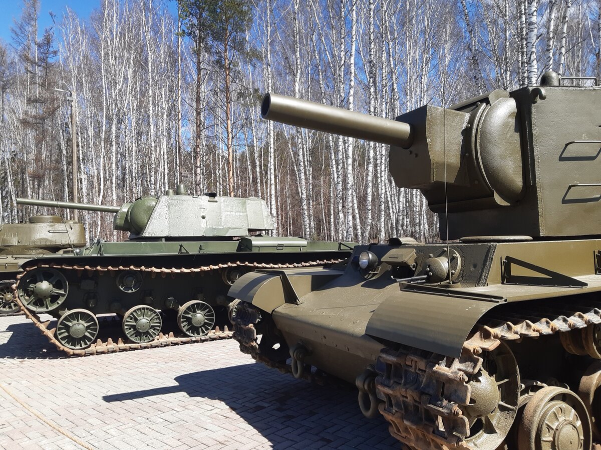 Тяжёлые танки КВ-1 и КВ-2