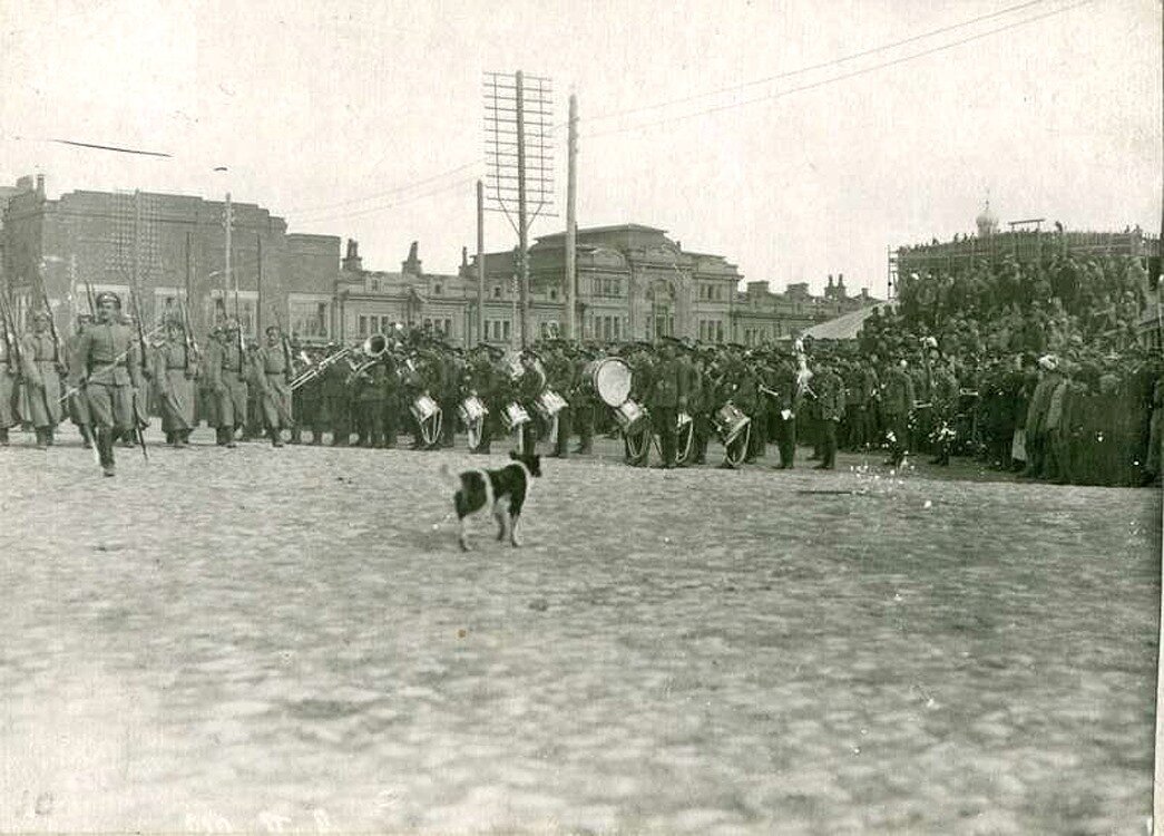 Главный проспект, 1919 г. В центре - Гостиный двор, справа - строящееся здание будущего Пассажа. Источник: https://pastvu.com/p/1216583