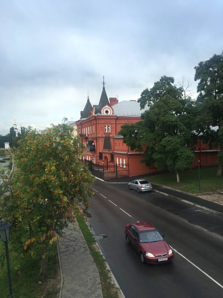 С моста открывается красивый вид на здание коммерческого банка. Он напоминает нарядный терем.