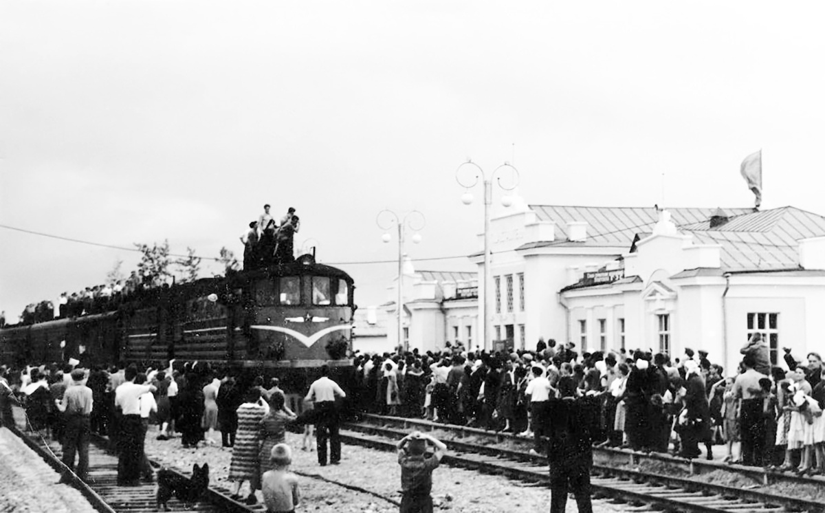 Поезд на станции Гидростроитель. Фото из открытых источников Яндекс.Картинки