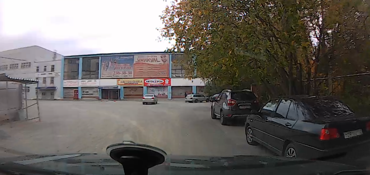 Раньше был доступ к парку через эту площадку