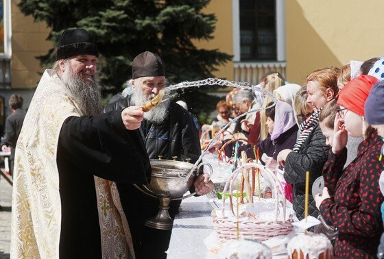    Освящение пасхальных куличей в Даниловом монастыре