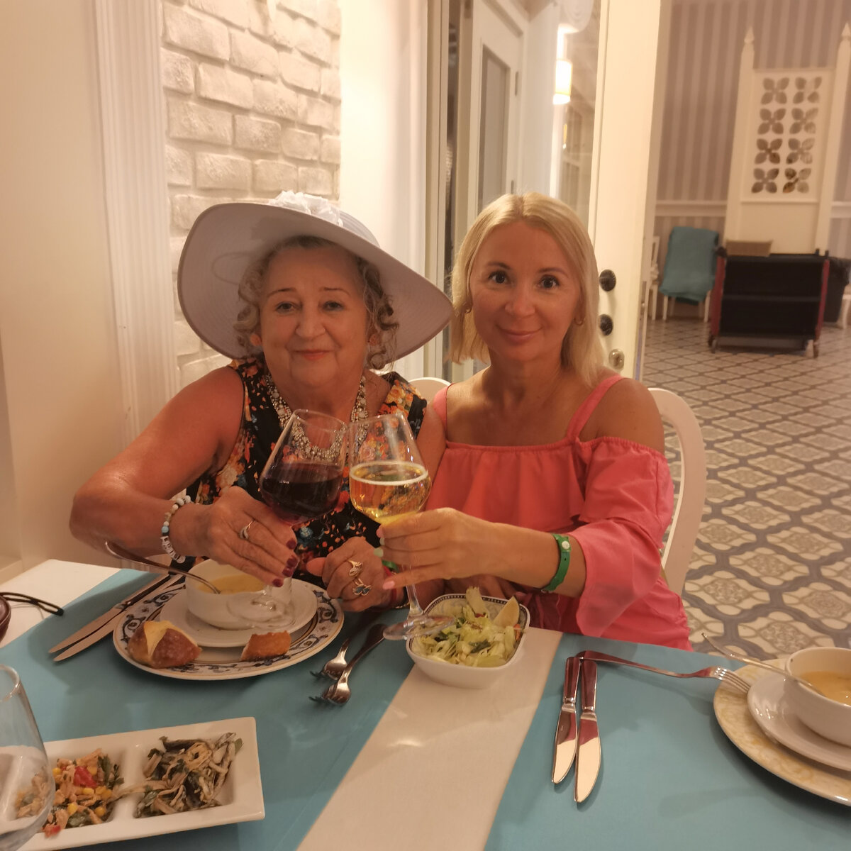 Полгода назад. Турция. Остались только воспоминания о прежней маме. 😔