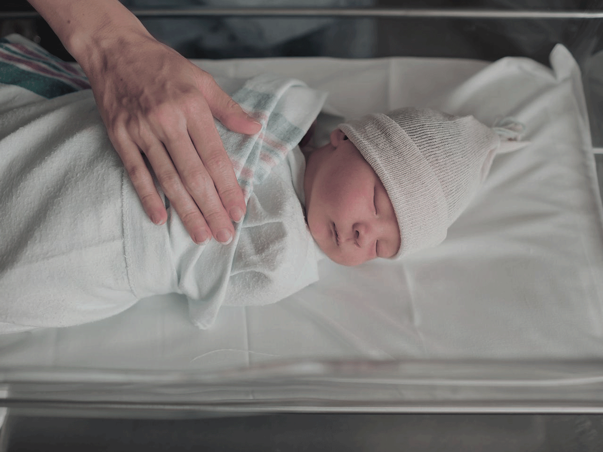 Нужно ли пеленать новорожденного