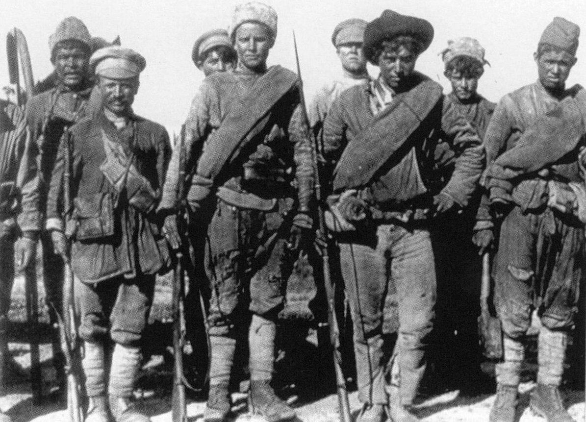    Благодая Колчаку его армия выглядела, как толпа оборванцев