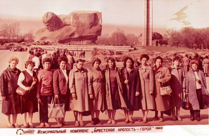 Коллектив хора "Рябинушка" ПСМО "Электрометаллургстрой" в Бресте.  1989 год.